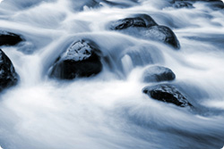 Helder stromend water